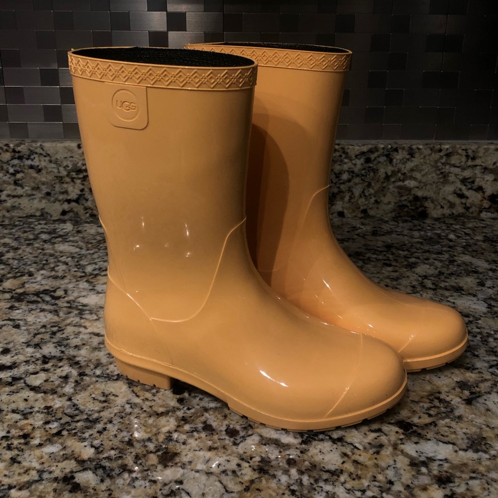 UGG RAINBOOTS